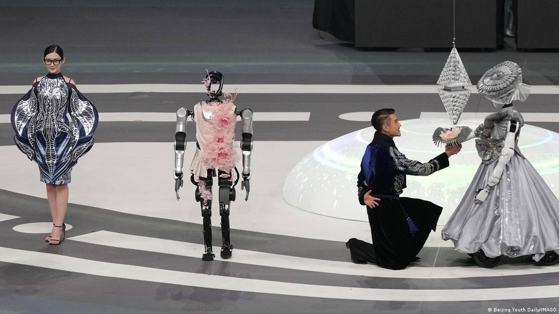 ͼΪ2025���������λ������˶��ῪĻʽ�������λ������׻�