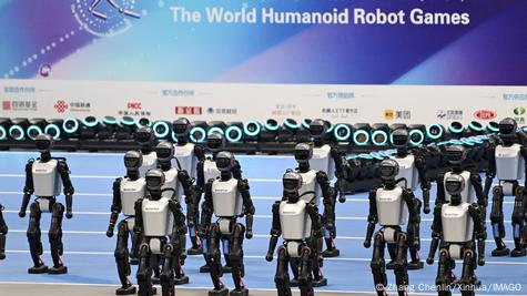 World's first humanoid robot games begin in China – DW – 08/15/2025