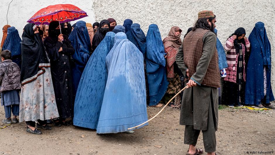 Afghanistan Kabul 2025 | Frauen in Burkas warten auf Lebensmittelhilfe während Ramadan