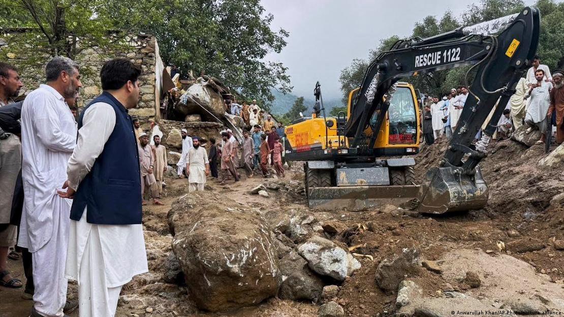 Rescatistas y residentes participan en una operación de rescate donde ocurrieron inundaciones repentinas, en Salarzai, distrito de Bajaur, noroeste de Pakistán (15.08.2025)