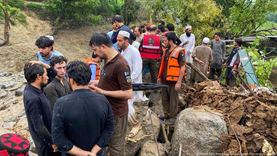 Rettungsarbeiten nach verheerenden Sturzfluten