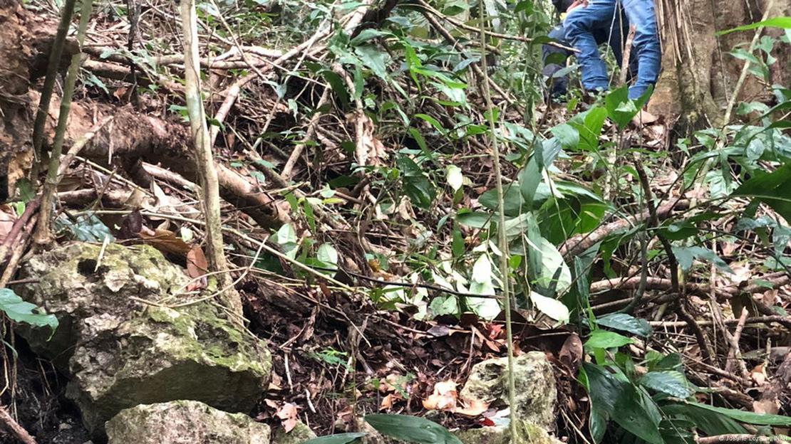 Las estructuras de piedra, las herramientas de obsidiana y los restos de cerámica apuntan a la ubicación del último refugio de los lacandones-ch'olti'es en la Reserva de la Biosfera Montes Azules. Las estructuras de piedra, las herramientas de obsidiana y los restos de cerámica apuntan a la ubicación del último refugio de los lacandones-ch'olti'es en la Reserva de la Biosfera Montes Azules.