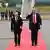 Wladimir Putin und Donald Trump gehen über einen roten Teppich in Anchorage
