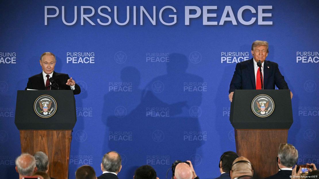 Trump y Putin celebran una conferencia de prensa conjunta tras participar en una cumbre sobre Ucrania, en la Base Conjunta Elmendorf-Richardson en Anchorage, Alaska, Estados Unidos (15.08.2025)