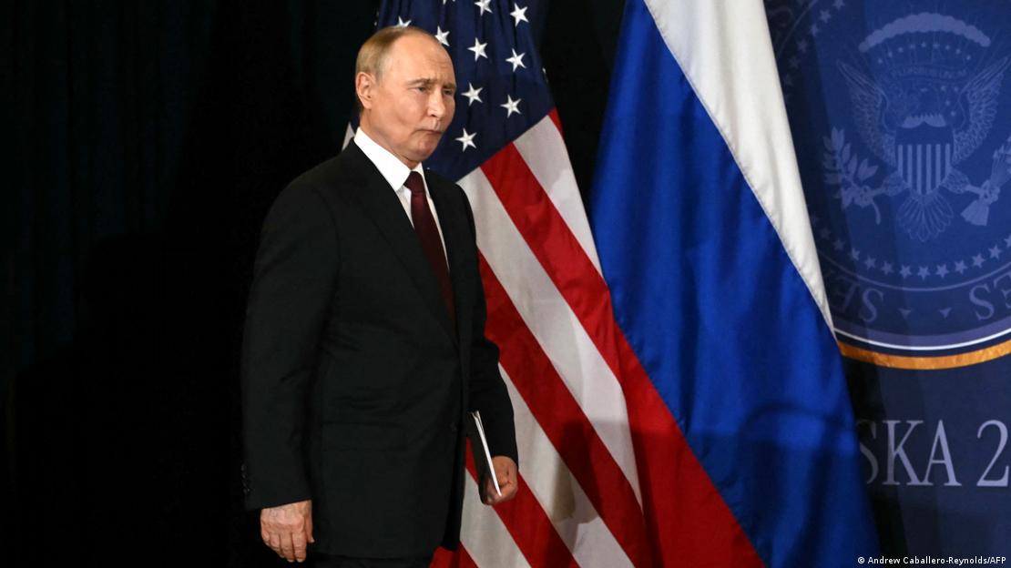 USA Anchorage 2025 | Wladimir Putin vor der US- und russischen Fahne bei einer Pressekonferenz nach dem Gipfeltreffen mit Donald Trump