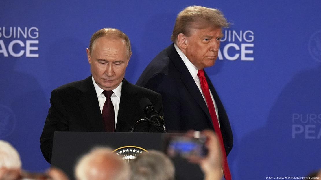 Doi bărbați în costume negre și priviri serioase, într-o sală în fața jurnaliștilor - Vladimir Putin și Donald Trump la conferința de presă comună după recentul summit din Alaska