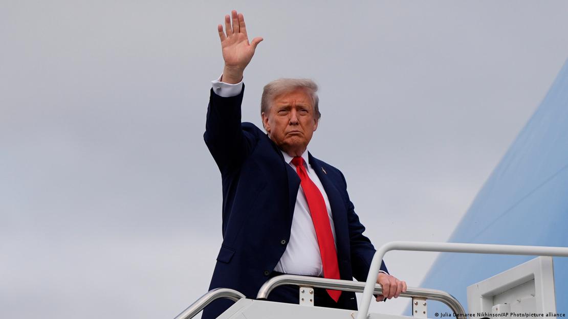 Donald Trump winkt an der Flugzeugtür der Air Force One nach dem Treffen mit Wladimir Putin