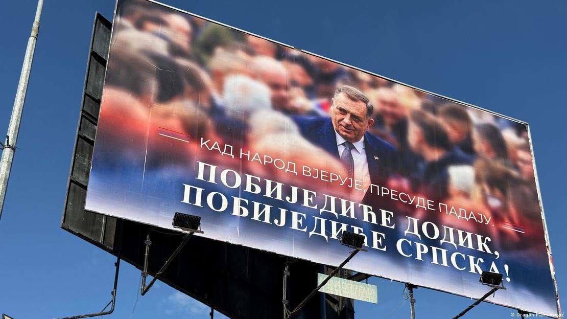 Veliki plakat na kojem je Milorad Dodik a ispod piše: "Pobijediće Dodik, pobijediće Srpska!"