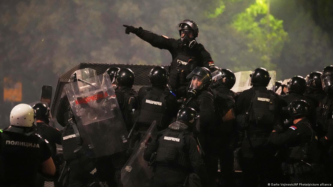 Agentes de la gendarmería serbia patrullan en camión durante una protesta cerca de la sede del Partido Progresista Serbio en Belgrado. (Archivo: 15.08.2015) Agentes de la gendarmería serbia patrullan en camión durante una protesta cerca de la sede del Partido Progresista Serbio en Belgrado. (Archivo: 15.08.2015)