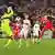 Luis Díaz cabecea frente al portero del Stuttgart y entre dos defensas rivales, para conseguir el gol que selló la Supercopa Franz Beckenbauer.