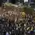 Millares de personas participaron en la protesta en Tel Aviv la noche del sábado (16.08.2025), como preludio de la huelga nacional convocada en Israel para el domingo.