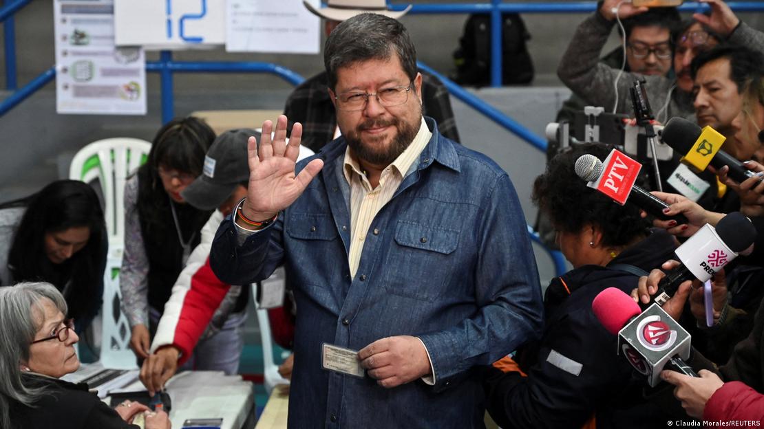 Samuel Doria Medina, de la coalición de centroderecha Alianza Unidad, saluda mientras vota en La Paz (17.08.2025)