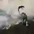 Un hombre lucha solo contra las llamas en Veiga das Meas, noroeste de España. (Agosto de 2025).