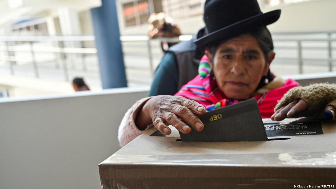 Mulher vota em urna na Bolívia