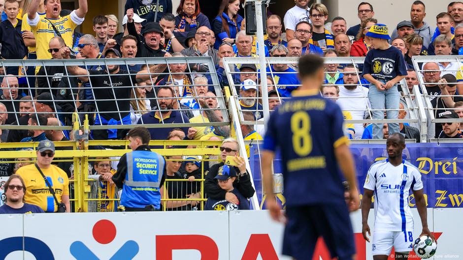 بعد انتقاد الفيفا.. فتح تحقيق في إساءات عنصرية بكأس ألمانيا
