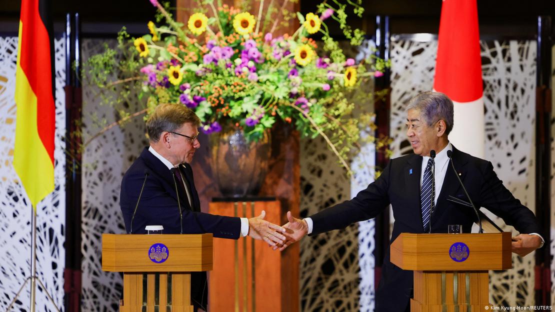 二人在新闻发布会上