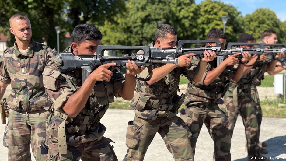 Франція відновить добровільну військову службу з літа – DW – 27.11.2025