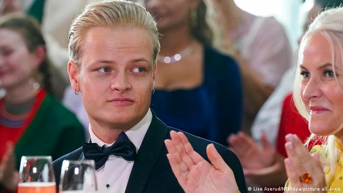 Filho da princesa da Noruega é preso antes de julgamento por estupro