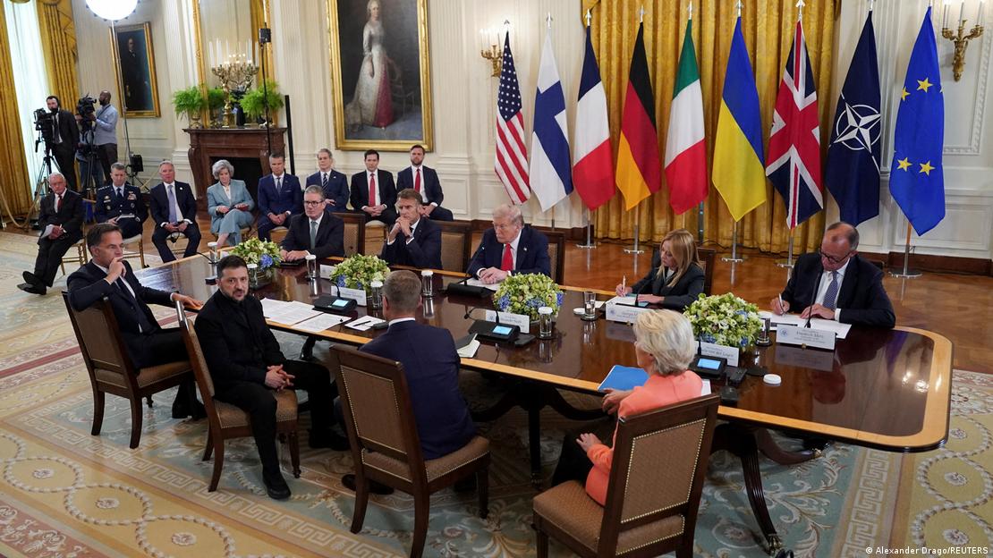 Líderes sentados à mesa durante negociações