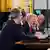 Los participantes de la reunión en Wahsington sobre Ucrania. Desde la derecha, el canciller alemán, Friedrich Merz, junto a la primera ministra italiana, Giorgia Meloni, el presidente estadounidense, Donald Trump, el presidente francés, Emmanuel Macron, y el primer ministro británico, Keir Starmer.