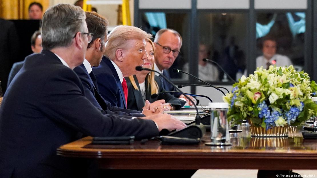 Im Profil sind der britische Premier Starmer, Frankreichs Präsident Macron, US-Präsident Trump und Kanzler Merz (von links) zu sehen. Merz blickt dabei zu Trump, der gerade spricht