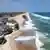 Imagen aérea extraída de un video proporcionado por WVEC-TV en la que se ven viviendas a lo largo de la costa atlántica en el condado de Dare, Carolina del Norte, el lunes 18 de agosto de 2025, antes del impacto previsto del huracán Erin.