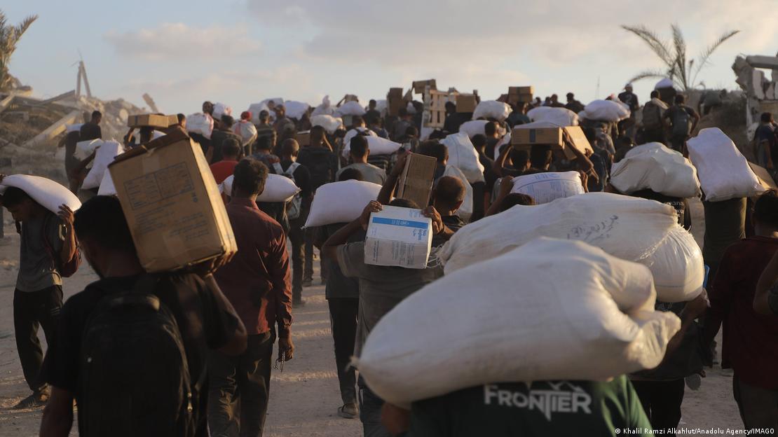 Palestinos acuden en masa al cruce de Zikim para adquirir ayuda alimentaria limitada, a medida que la crisis del hambre empeora con el bloqueo israelí en el norte de Gaza (18.08.2025)