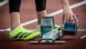 Leichtathletin stellt Startblock ein Leichtathletin stellt Startblock ein