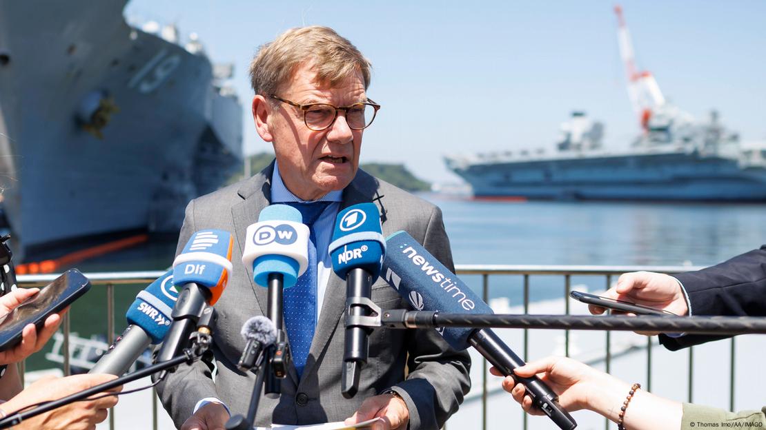 German Foreign Minister Johann Wadephul and a host of microphones in Japan 