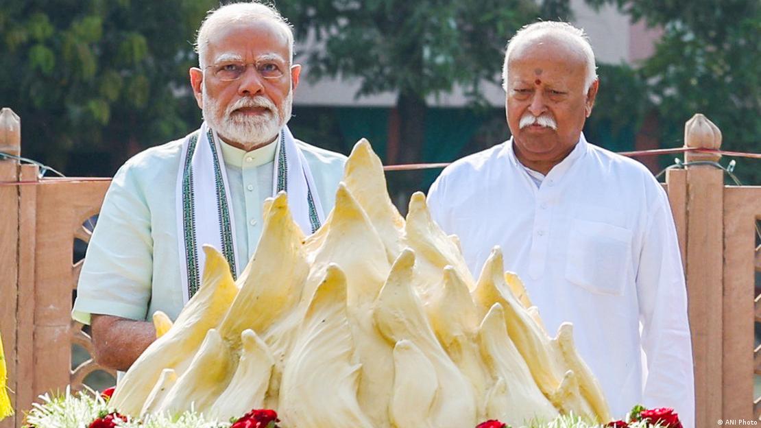 آر ایس ایس کے سربراہ موہن بھاگوت وزیر اعظم نریندر مودی کے ساتھ تنظیم کے ہیڈکوارٹر میں آر ایس ایس کے سربراہ موہن بھاگوت وزیر اعظم نریندر مودی کے ساتھ تنظیم کے ہیڈکوارٹر میں