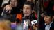 Rodrigo Paz ante micrófonos, alza el dedo índice derecho mientras habla en un mitin.