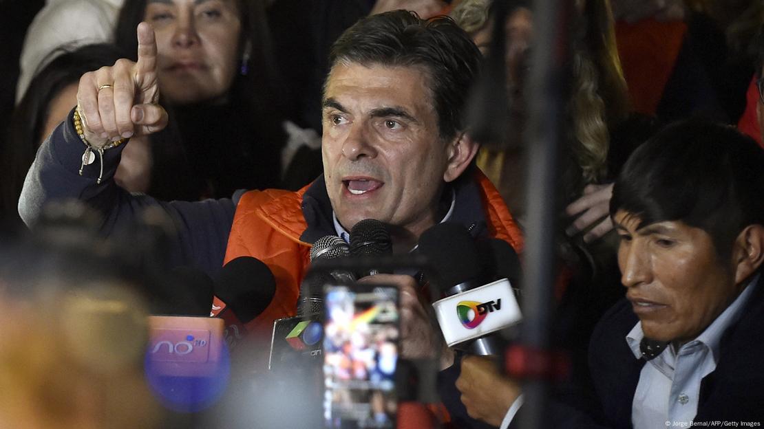 Rodrigo Paz ante micrófonos, alza el dedo índice derecho mientras habla en un mitin. Rodrigo Paz ante micrófonos, alza el dedo índice derecho mientras habla en un mitin.