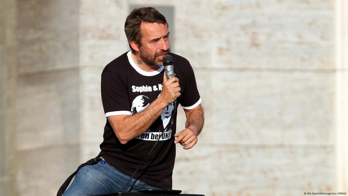 La figura extremista ahora registrada como Marla-Svenja Liebich durante una manifestación en la plaza del mercado de Halle, Sajonia-Anhalt, en mayo de 2020. La figura extremista ahora registrada como Marla-Svenja Liebich durante una manifestación en la plaza del mercado de Halle, Sajonia-Anhalt, en mayo de 2020.