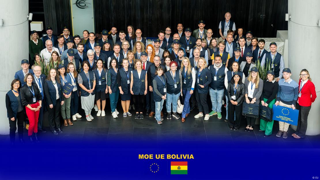 Davor Stier, jefe de la misión electoral de la UE para Bolivia, junto a su equipo fotografiados al término de la primera vuelta electoral. Davor Stier, jefe de la misión electoral de la UE para Bolivia, junto a su equipo fotografiados al término de la primera vuelta electoral.