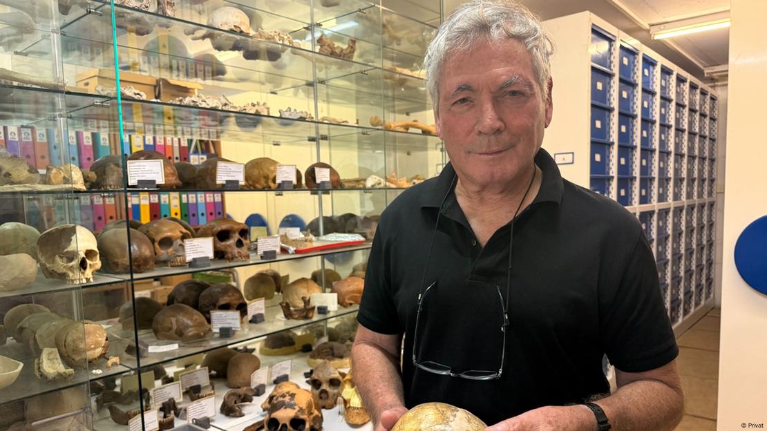 El profesor Israel Hershkovitz, director de la excavación en la cueva Skhul y líder del estudio que identificó al niño híbrido neandertal-sapiens de 140.000 años de antigüedad.