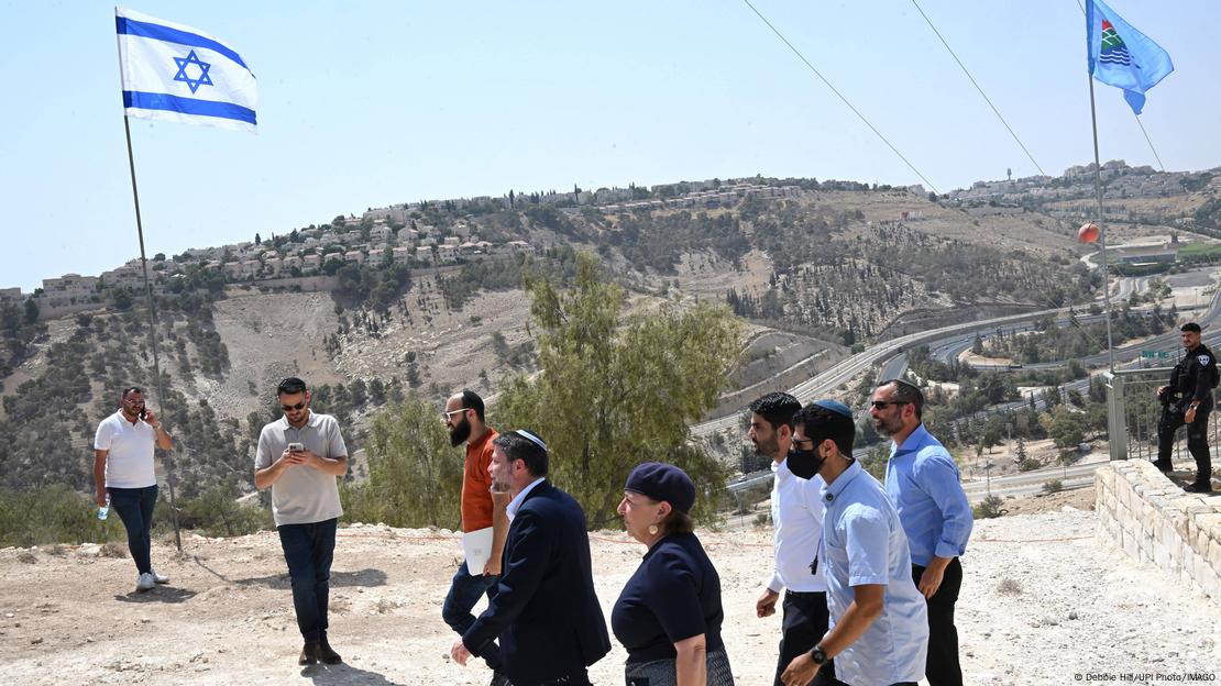 Ministri izraelit i Financave, Bezalel Smotrich C, duke vizituar ngulimin hebre Ma ale Adumim, i shoqëruar nga disa gra dhe burra Ministri izraelit i Financave, Bezalel Smotrich C, duke vizituar ngulimin hebre Ma ale Adumim, i shoqëruar nga disa gra dhe burra