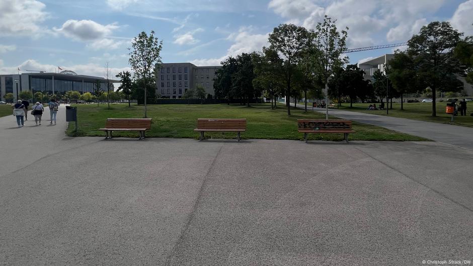 Spomenik bi trebalo da se nalazi iza ovih klupa