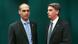 Foto mostra o deputado federal Eduardo Bolsonaro (PL-SP) à esquerda e seu pai, o ex-presidente Jair Bolsonaro, à direita