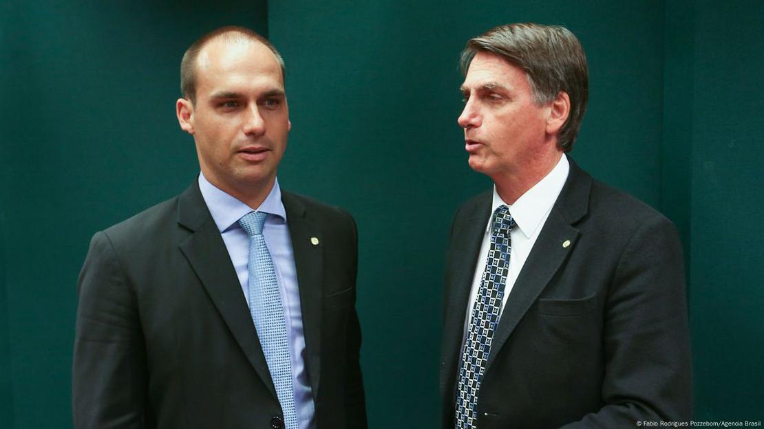 Foto mostra o deputado federal Eduardo Bolsonaro (PL-SP) à esquerda e seu pai, o ex-presidente Jair Bolsonaro, à direita Foto mostra o deputado federal Eduardo Bolsonaro (PL-SP) à esquerda e seu pai, o ex-presidente Jair Bolsonaro, à direita