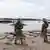 Soldados peruanos desplegados en Santa Rosa, Perú, isla en el río Amazonas en la triple frontera con Colombia y Brasil, durante una visita de la presidenta de Perú, Dina Boluarte, en medio de una disputa territorial con Colombia. (Archivo: 15.08.2025)