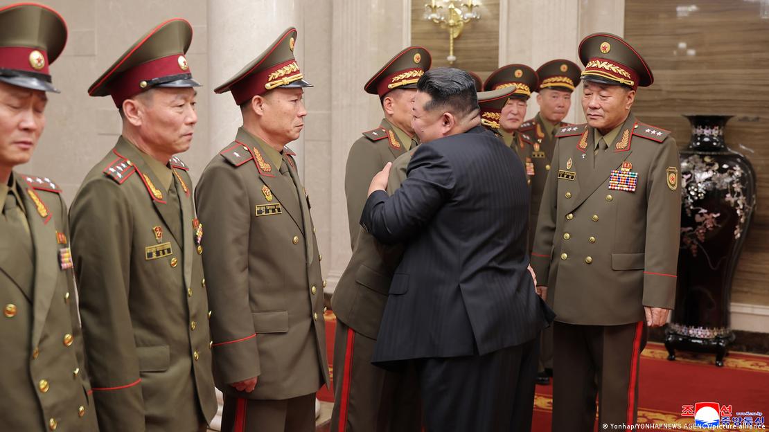 El mandatario norcoreano abraza a los comandantes desplegados en la guerra de Rusia contra Ucrania, en un acto divulgado por la prensa oficial el viernes (22.08.2025).