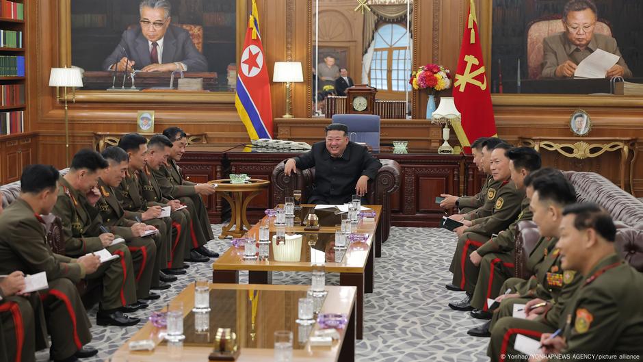 Kim condecora a militares norcoreanos enviados a Rusia – DW – 22/08/2025
