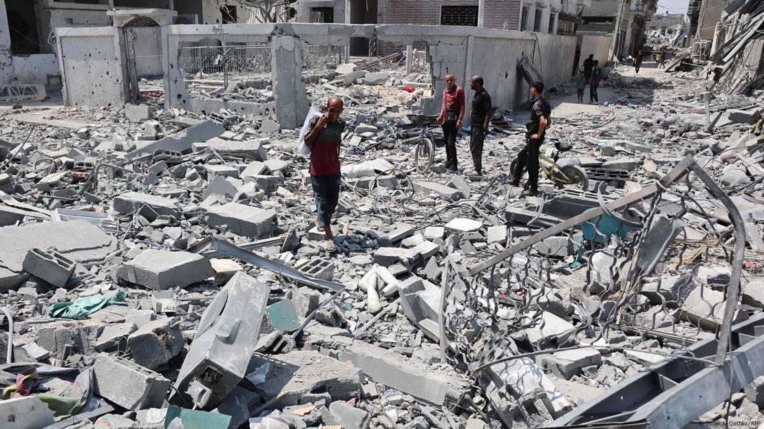 Palestinos inspecionam os escombros e a destruição no bairro de al-Tuffah, na Cidade de Gaza