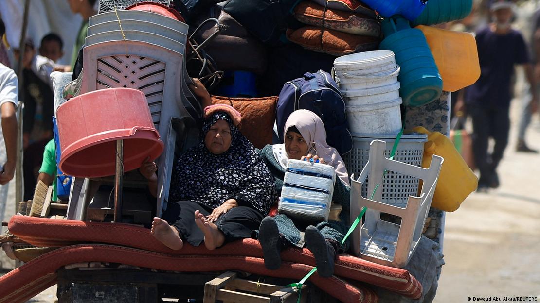 Palestinas huyen del norte de Gaza hacia el sur, en medio de una operación militar israelí, en Ciudad de Gaza (21.08.2025)