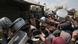 Palestinos sostienen sus ollas vacías para pedir alimentos a una cocina benéfica en Jan Yunis, en el sur de la Franja de Gaza (21.08.2025)