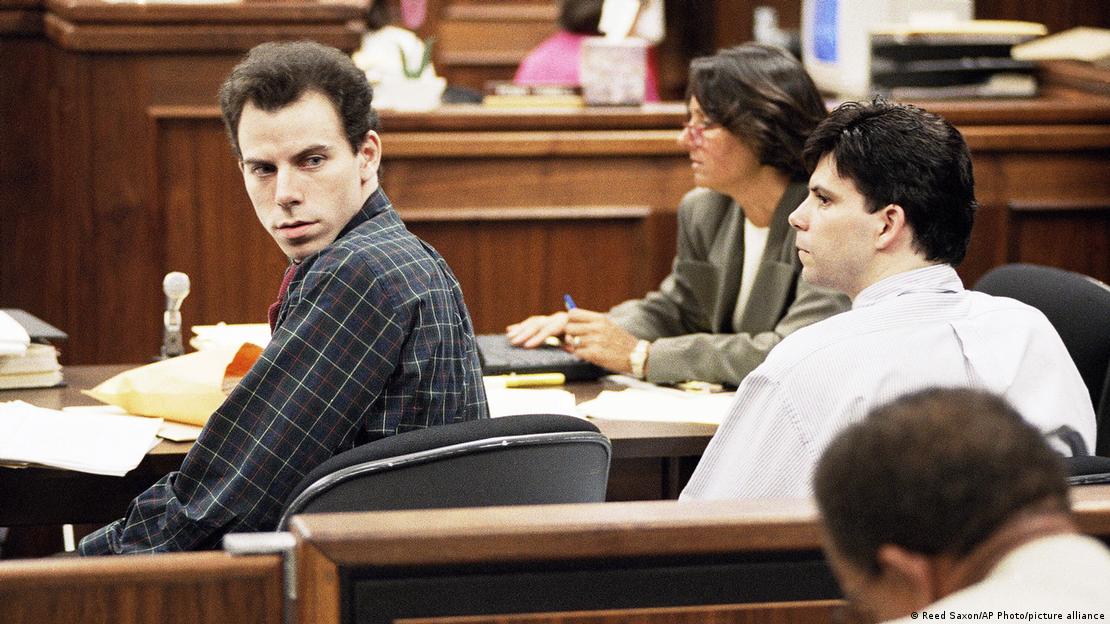 Lile Menéndez, a la derecha, mira a su hermano, mientras si hermano Erik mira hacia los bancos de atrás, durante un breve tiempo en que estuvieron sentados juntos, sin la presencia de sus abogados en medio, durante un receso.