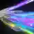 3D-Illustration von Algorithmus-Datenströmen über Glasfaser in den Farben Blau, Gelb, Lila und Grün mit weißen Lichtblitzen