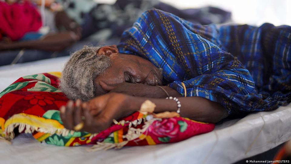 سوڈان کے شہر تاویلا میں ہیضے کی ایک عمر رسیدہ مریضہ اقوام متحدہ کے زیرِ انتظام کلینک میں زیرِ علاج