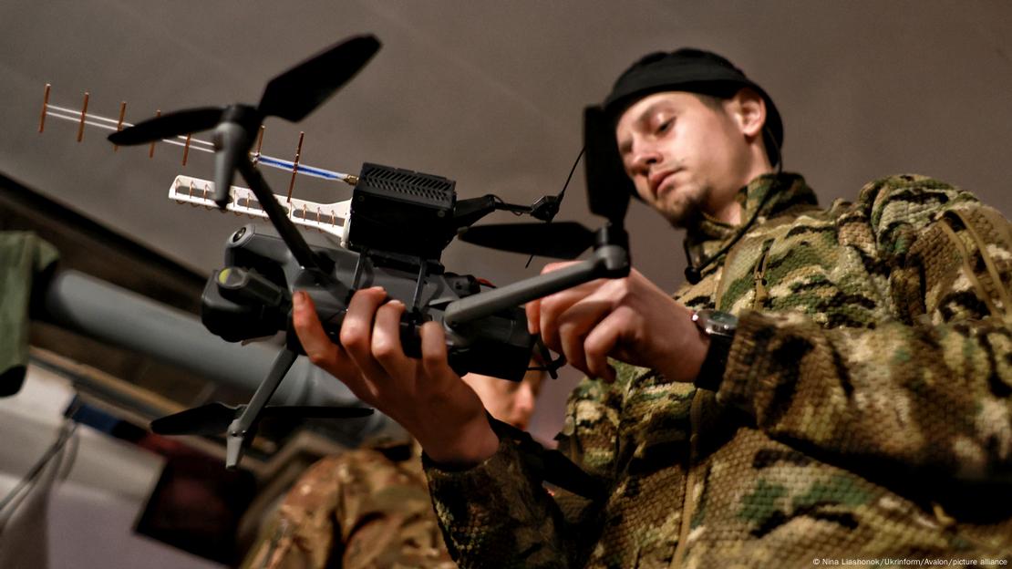 Un militar ucraniano de la compañía de sistemas aéreos de ataque no tripulados Shershni Dovbusha ('avispones de Dovbush') de la 68.ª Brigada de Cazas Oleksa Dovbush sostiene un dron durante su servicio en dirección a Pokrovsk, región de Donetsk, Ucrania, el 23 de abril de 2025. Un militar ucraniano de la compañía de sistemas aéreos de ataque no tripulados Shershni Dovbusha ('avispones de Dovbush') de la 68.ª Brigada de Cazas Oleksa Dovbush sostiene un dron durante su servicio en dirección a Pokrovsk, región de Donetsk, Ucrania, el 23 de abril de 2025.