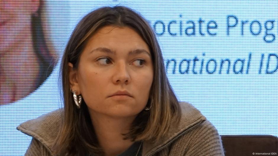 Mila Bajić iz SHARE fondacije smatra da je i sam termin „osvetnička pornografija“ problematičan i predlaže termin „zloupotreba intimnih sadržaja bez saglasnosti“